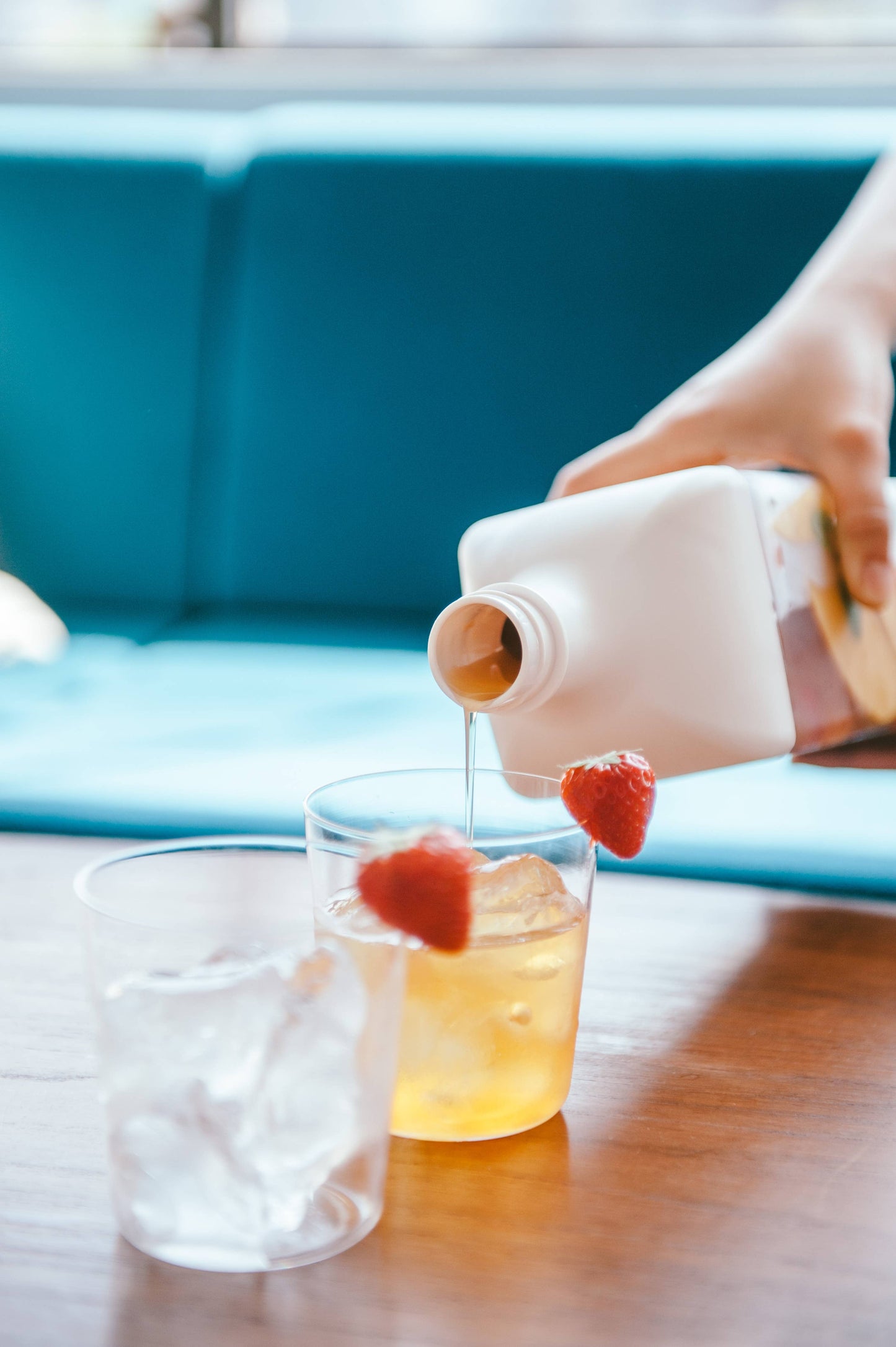 Hario "Ka-Ku" Cold Brew Tea Bottle 1200mL: White