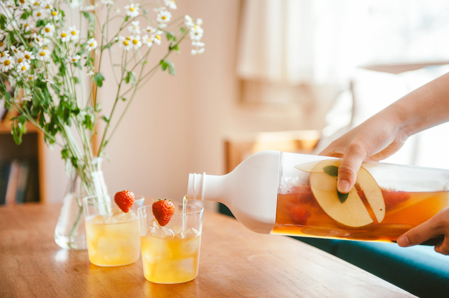 Hario "Ka-Ku" Cold Brew Tea Bottle 1200mL: White